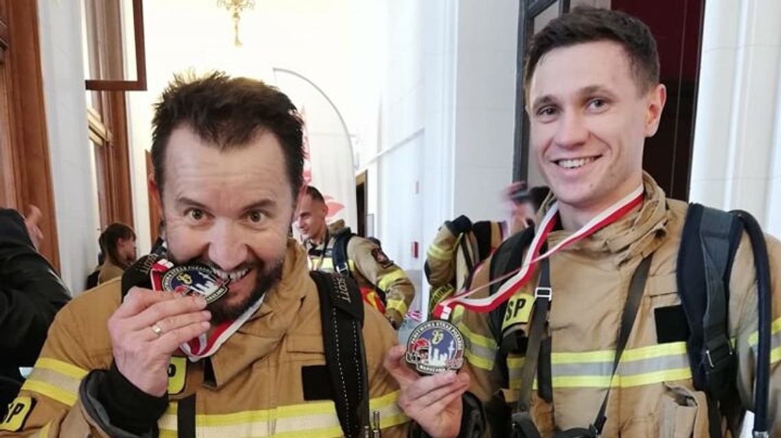 Maska na twarzy i ciężka butla na plecach. Tak strażacy z Lublina zdobywają 30 piętro w 7 minut