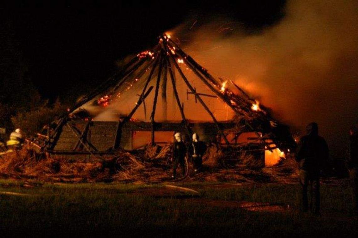 Masłomęcz: Spłonęła wielka chata w Wiosce Gotów (zdjęcia)