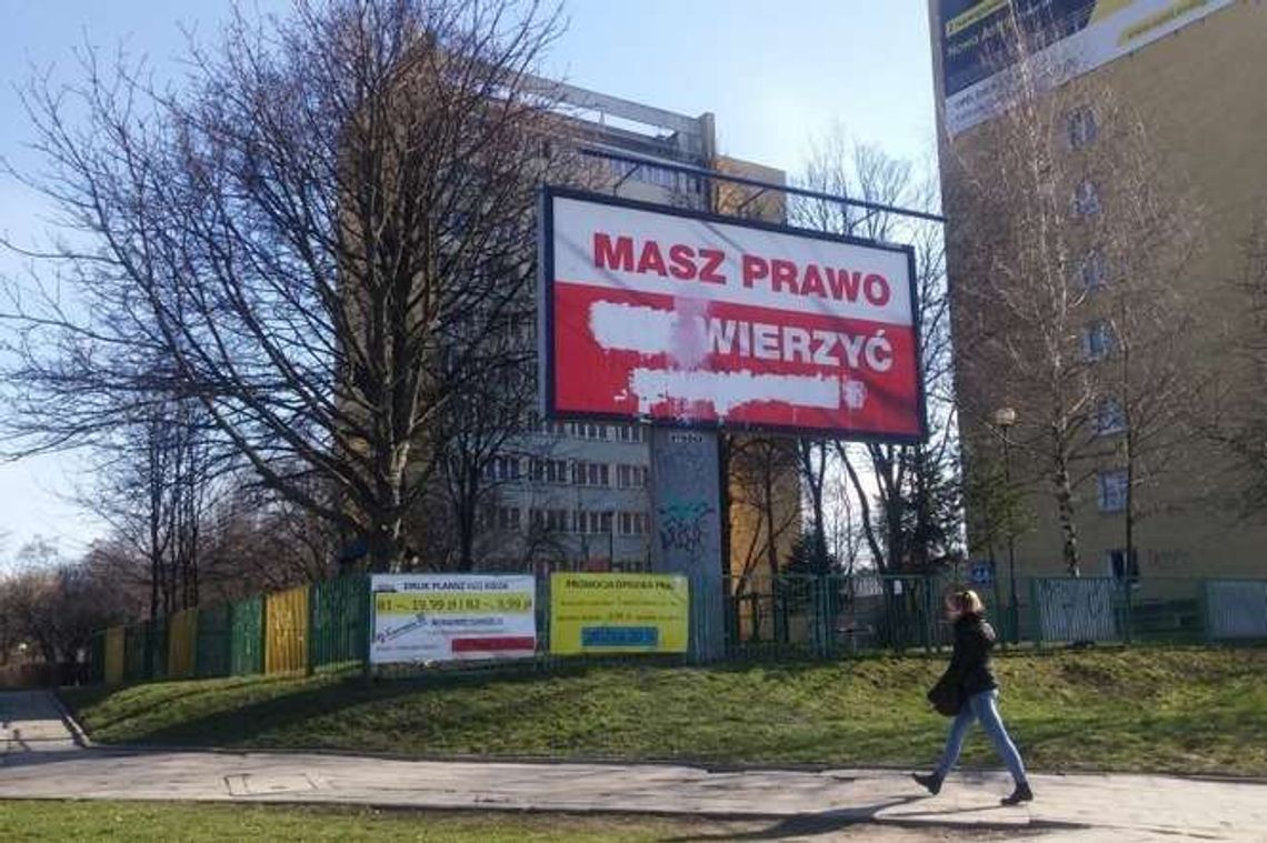 „Masz prawo... wierzyć”. Zniszczony billboard Fundacji Wolność od Religii