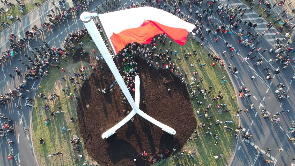 Maszt i flaga Polski w każdej gminie. Nowy rządowy program „Pod biało-czerwoną”