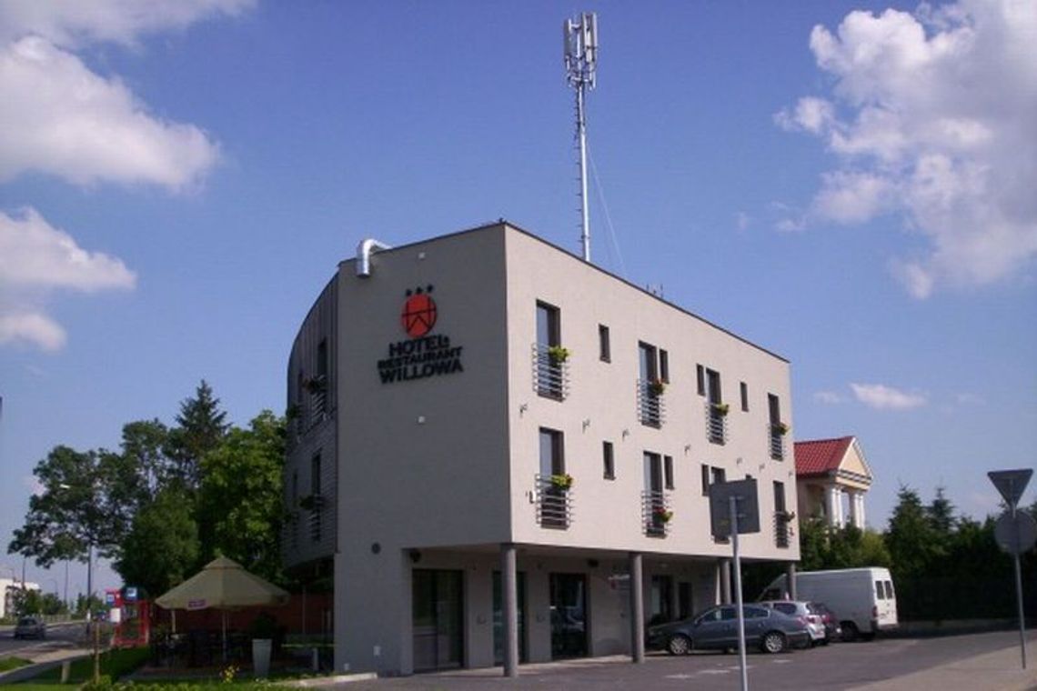 Maszt na hotelu Willowa wzbudza obawy mieszkańców