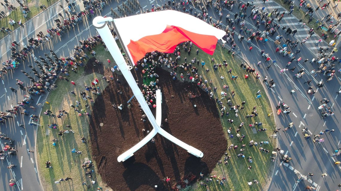 Maszt Niepodległości. Największa flaga w regionie stoi w Lublinie