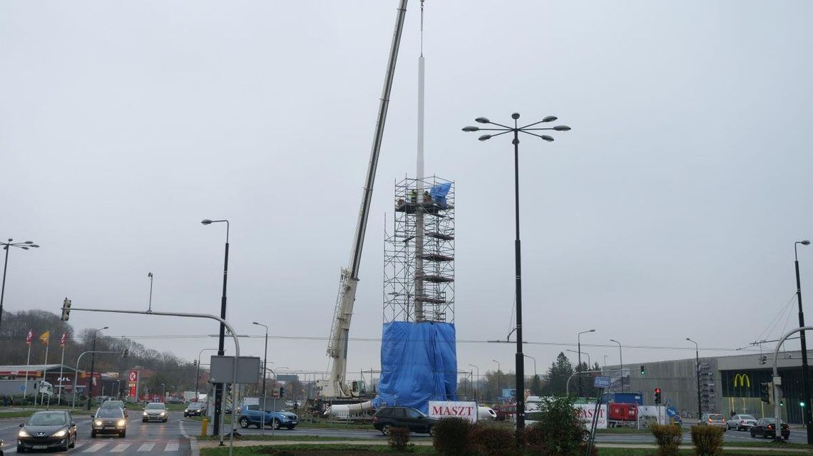 Maszt Niepodległości w Lublinie już czeka na iglicę