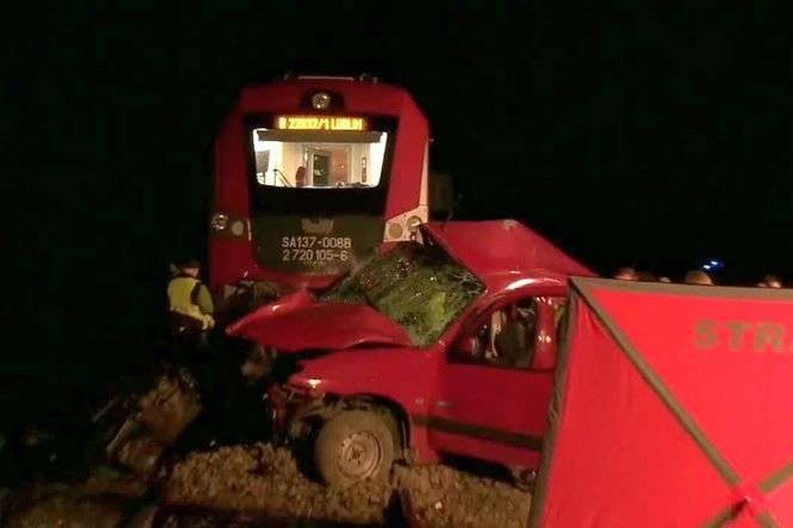 Maszynista: Samochód niemal się zatrzymał, po chwili jednak ruszył i wjechał na tory
