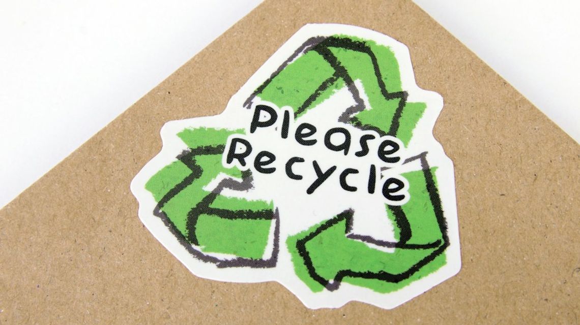 Maszyny do recyklingu tworzyw sztucznych - jak wybrać urządzenie dla punktu handlowego