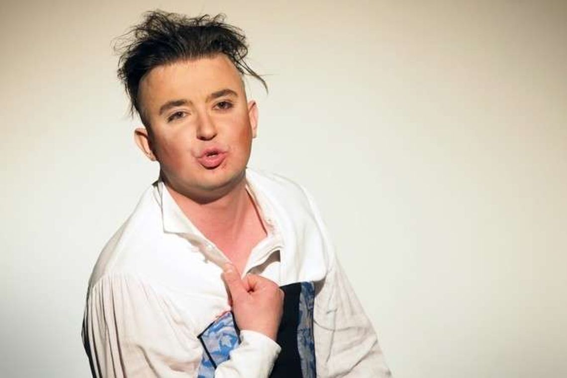 Mateusz Nowak: Od przodu i od tyłu. Recenzja spektaklu