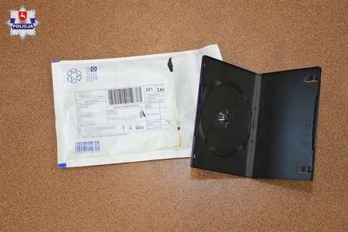 Matka otworzyła paczkę, która przyszła do syna. Zawartość ją zaskoczyła