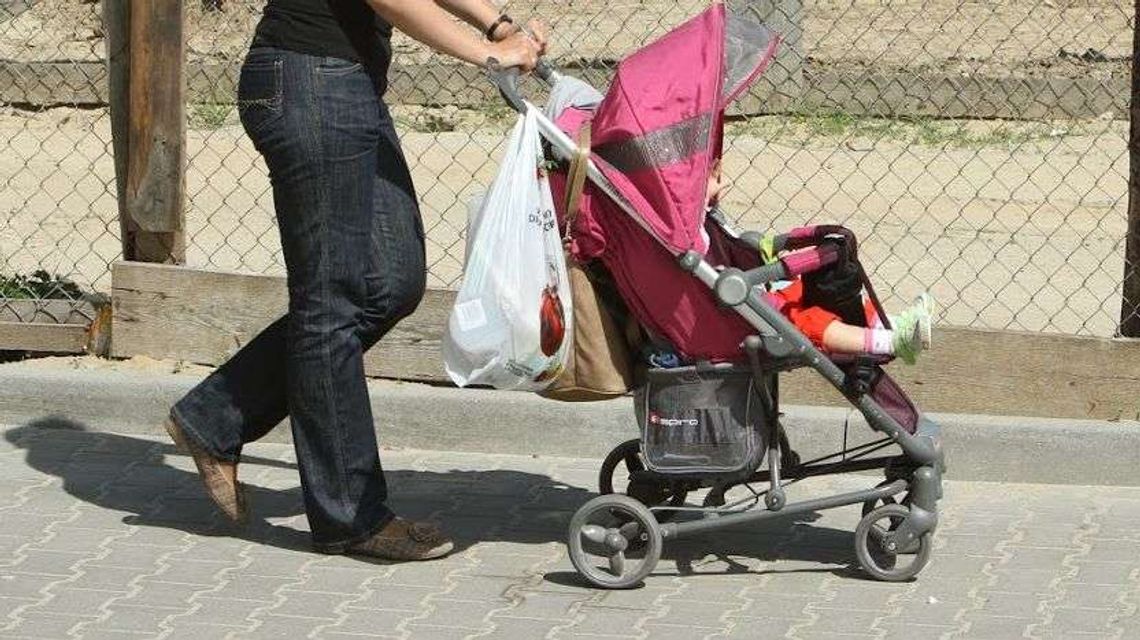Matka przewracała się idąc z wózkiem. Zaniepokoili się przechodnie