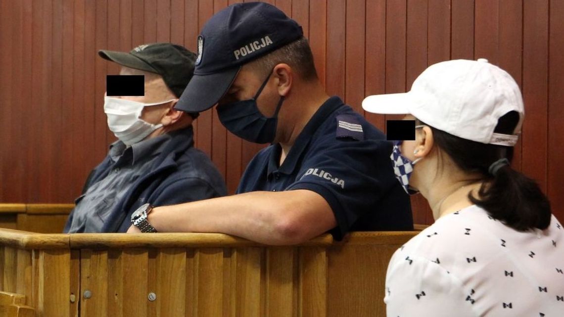 Matka wysyłała księdzu nagie zdjęcia córki. Ruszył proces kobiety i byłego proboszcza z Kurowa Matka wysyłała księdzu nagie zdjęcia córki. Ruszył proces kobiety i byłego proboszcza z Kurowa