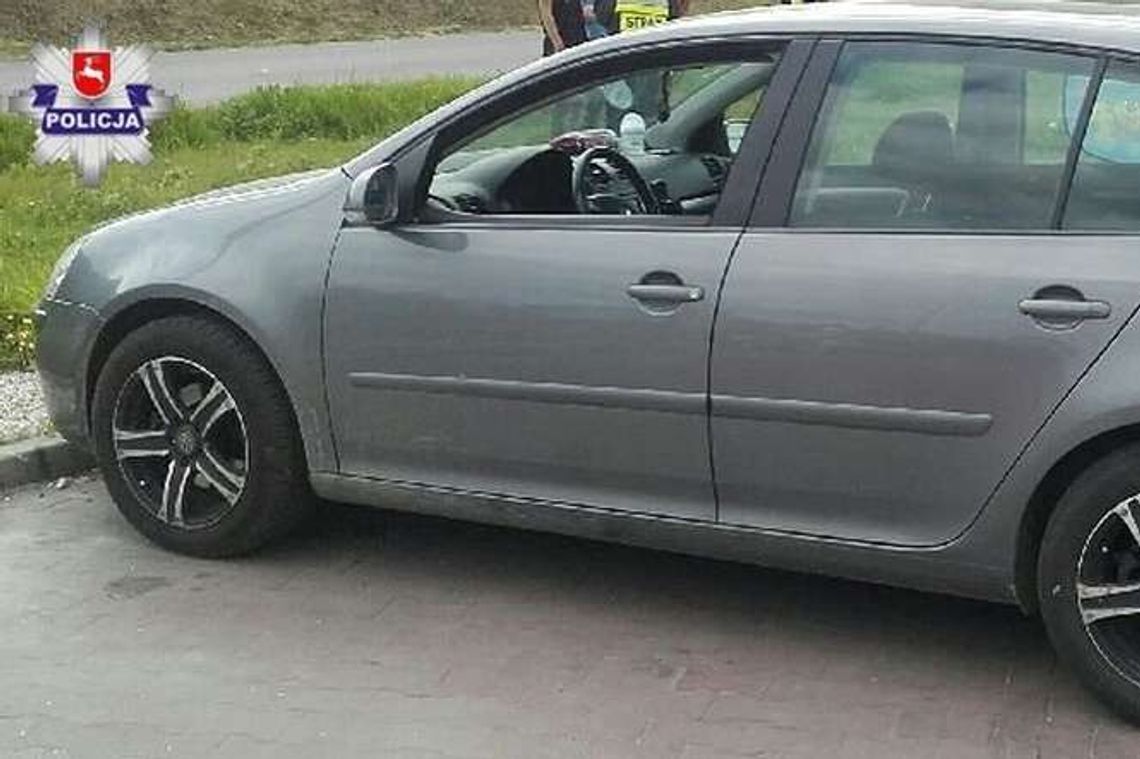 Matka zatrzasnęła dziecko w rozgrzanym samochodzie. Policjanci wybili szybę