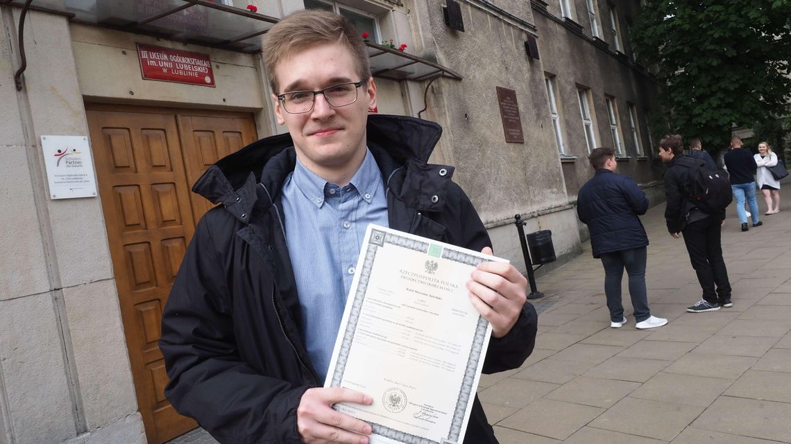 Matura 2018: Wyniki już dzisiaj. Maturzyści odbierają świadectwa