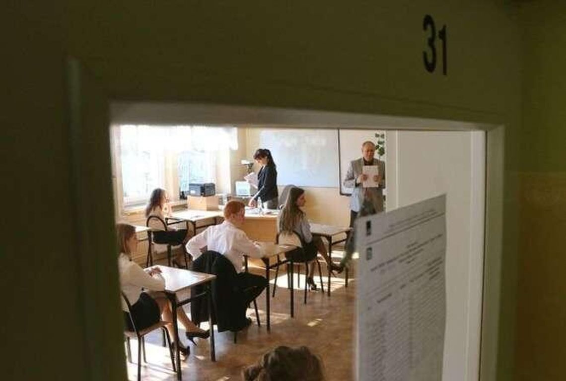 Maturzyści coraz częściej oglądają swoje prace w CKE. Szukają błędów w ocenie