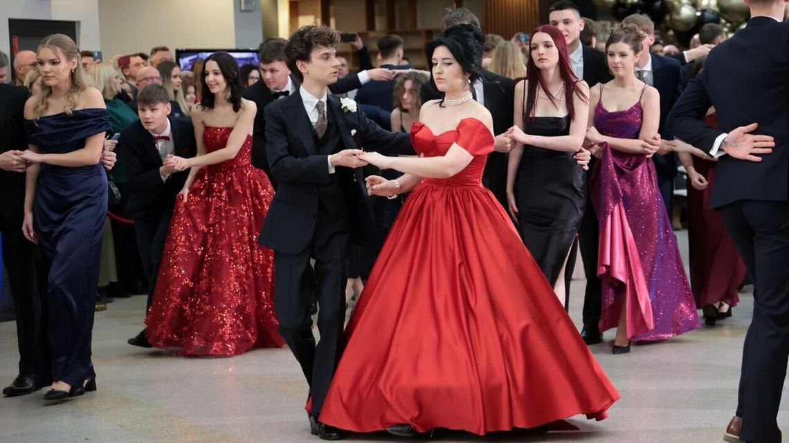 Maturzyści z Biskupiaka już po studniówce. Ależ to był piękny bal Maturzyści z Biskupiaka już po studniówce. Ależ to był piękny bal