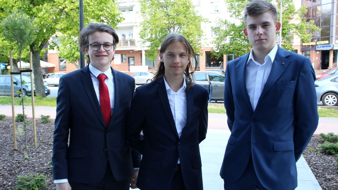 Maturzyści z Puław w dobrych nastrojach. "Na razie jest łatwo"