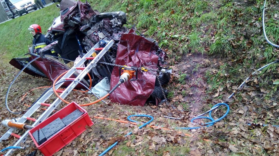 Mazda wbiła się w ciężarówkę. 20-latek w ciężkim stanie