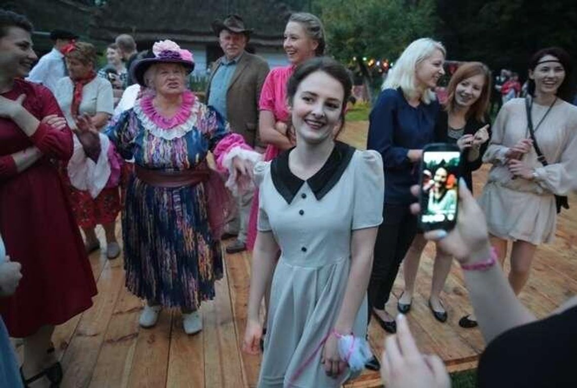 Mazurki, oberki i motocykle. Potańcówka w skansenie (zdjęcia)