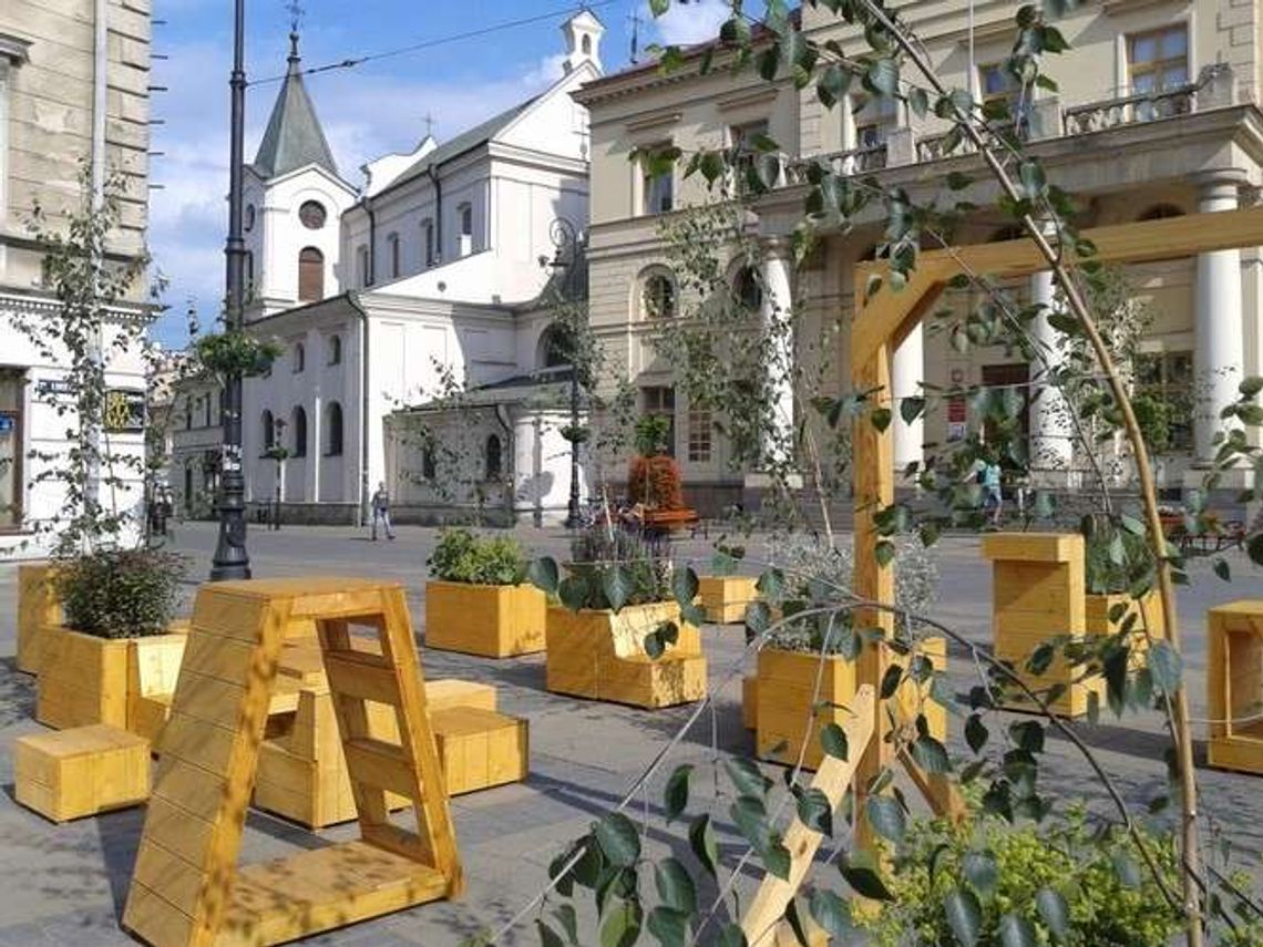 Meble przed Ratuszem postoją do końca lata