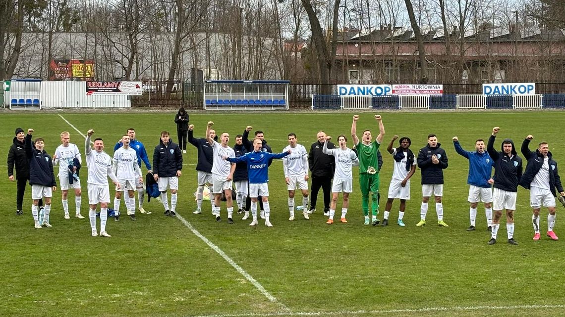 Mecz na szczycie dla Janowianki. Lider odskoczył Stali Kraśnik już na pięć punktów Mecz na szczycie dla Janowianki. Lider odskoczył Stali Kraśnik już na pięć punktów
