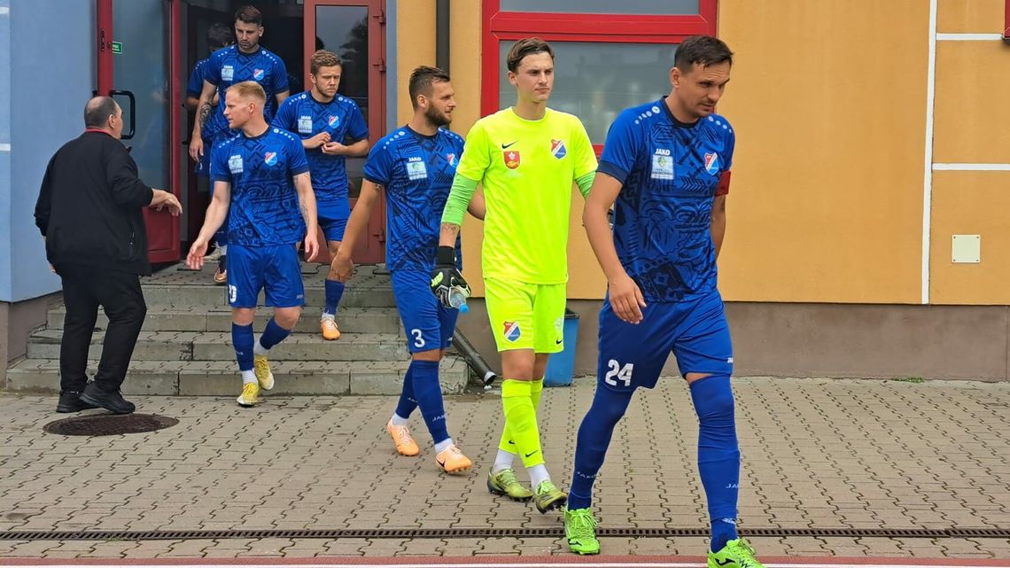 Męczarnie w pierwszej połowie, niecodzienne gole w drugiej i pewna wygrana Startu Krasnystaw z Gromem