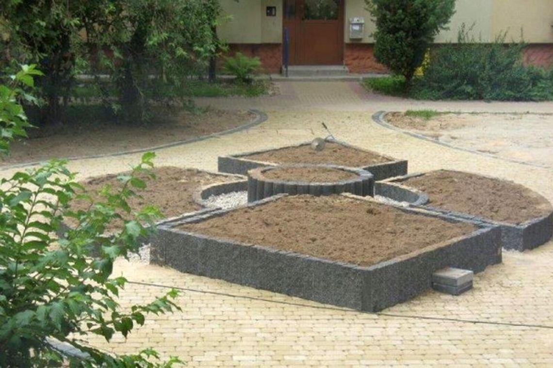 Męczeństwo architektury krajobrazu, czyli o klombie przy ul. Wallenroda Męczeństwo architektury krajobrazu, czyli o klombie przy ul. Wallenroda