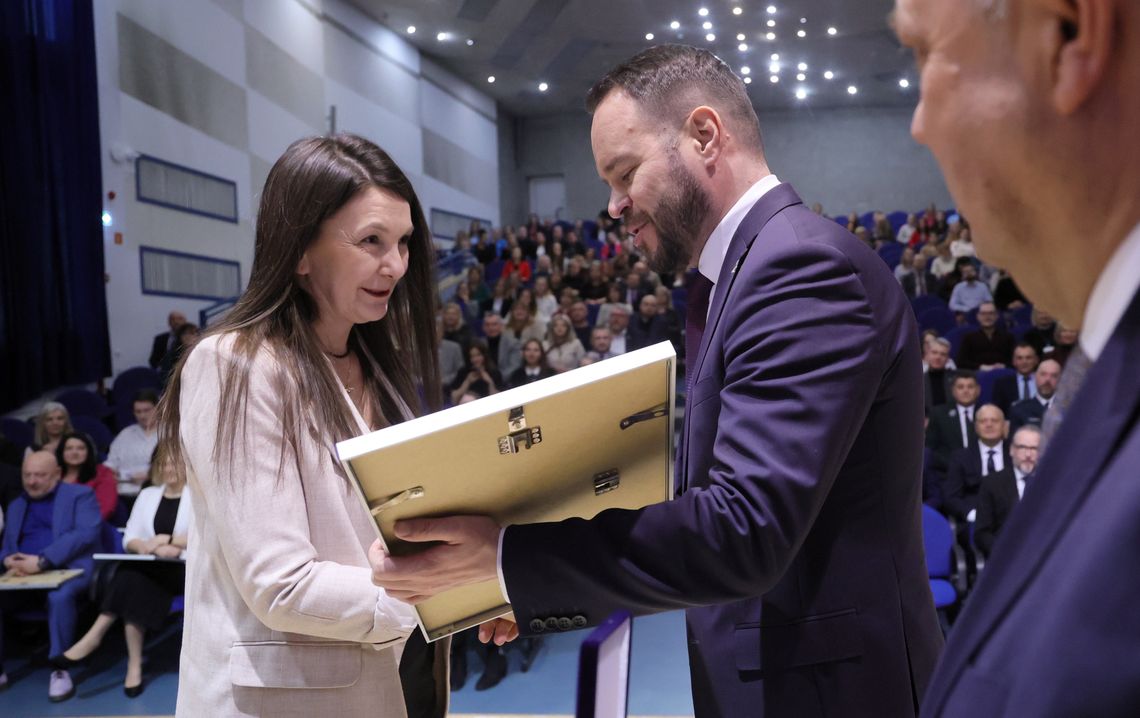 Medale dla lubelskich urzędników z okazji Dnia Służby Cywilnej urzędniczka odbiera medal od wojewody