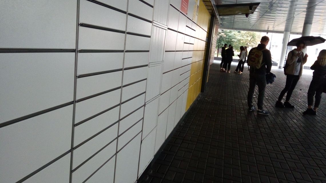 Mega kolejki przed paczkomatami w Świdniku. Kurier: „jestem już tu czwarty raz, a mam jeszcze 400 paczek”