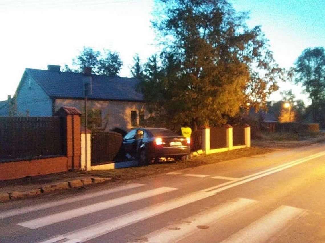 Mełgiew: Samochód wjechał w ogrodzenie. Kierowca był pijany