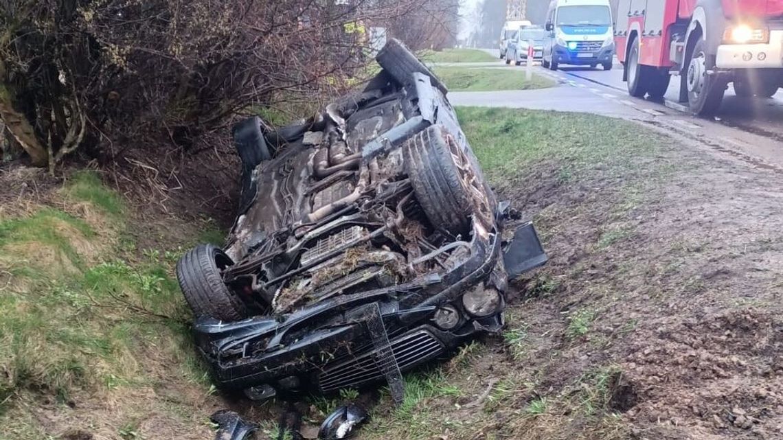 Mercedes dachował. Młody kierowca zginął na miejscu Mercedes dachował. Młody kierowca zginął na miejscu