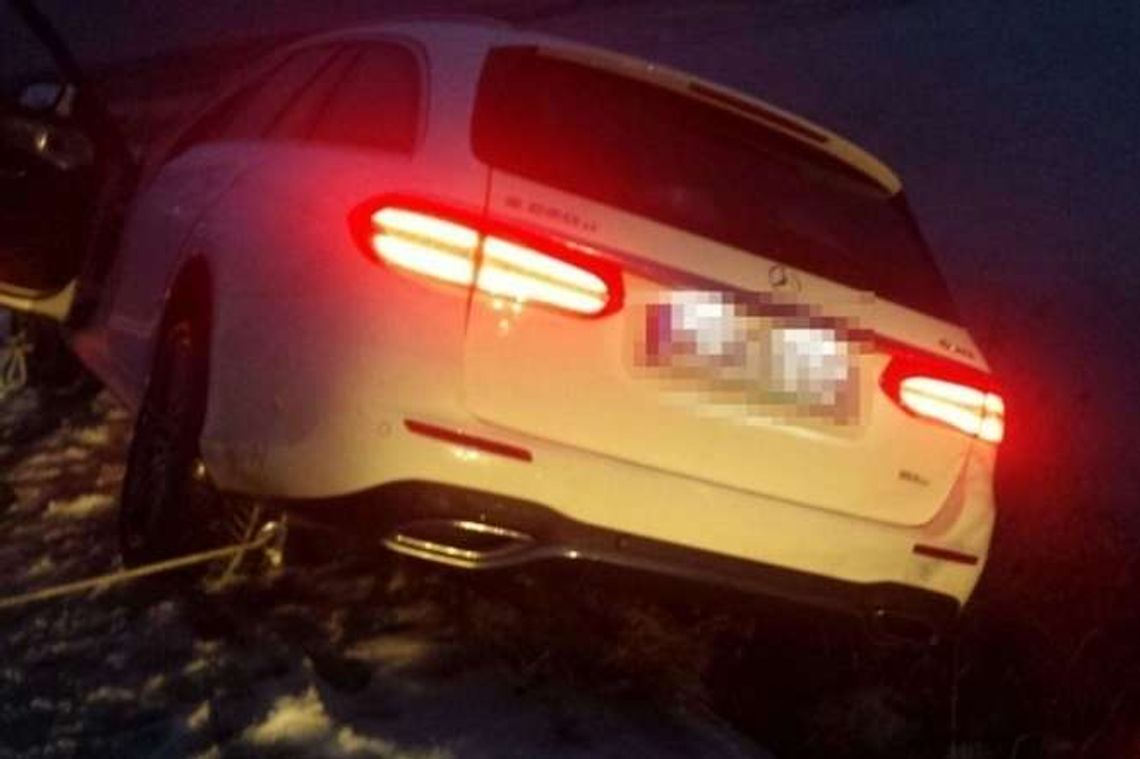 Mercedes prawie wpadł do Wisły. Kierowca i pasażerka przerażeni, bali się wysiąść [zdjęcia]