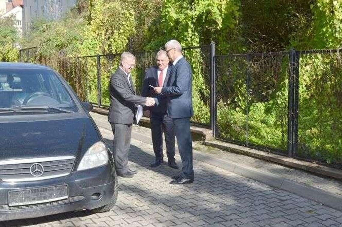 Mercedes przemytników pojechał do szkoły