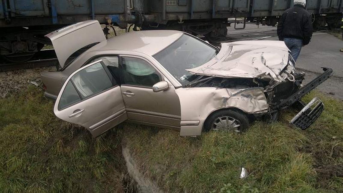 Mercedes wjechał pod pociąg. Nie zatrzymał się przed "stopem"