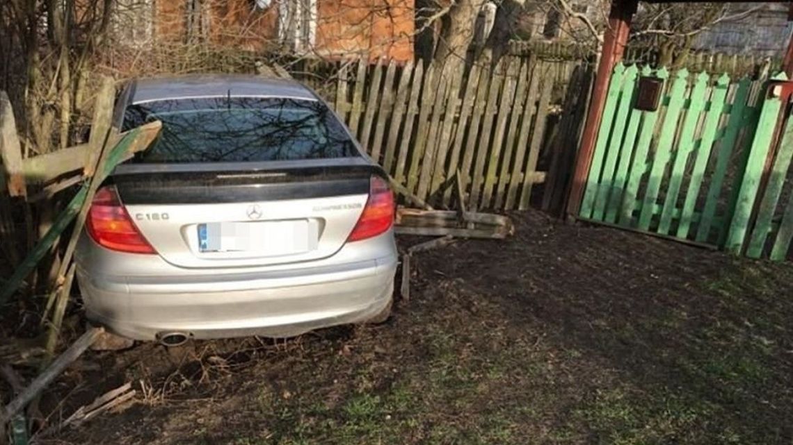 Mercedesem w płot. Kierowca miał 4 promile Mercedesem w płot. Kierowca miał 4 promile