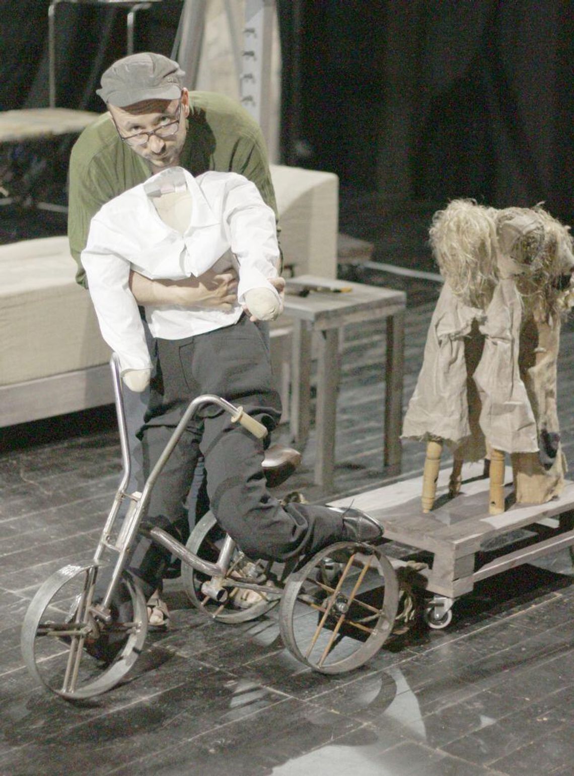 Metafizyczna kanapka. Nowy spektakl Pawła Passiniego