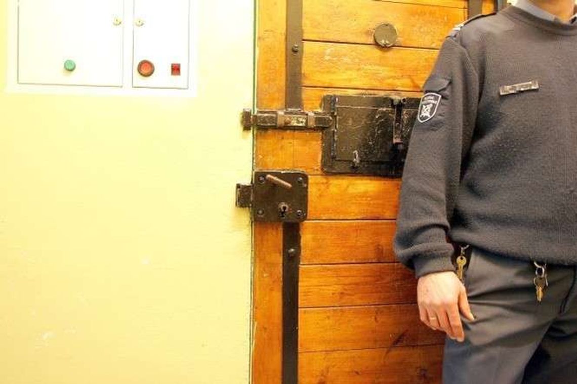 Metalową rurką pobił sąsiadkę, chciał zabić jej psa. Kobieta ledwo uszła z życiem Metalową rurką pobił sąsiadkę, chciał zabić jej psa. Kobieta ledwo uszła z życiem