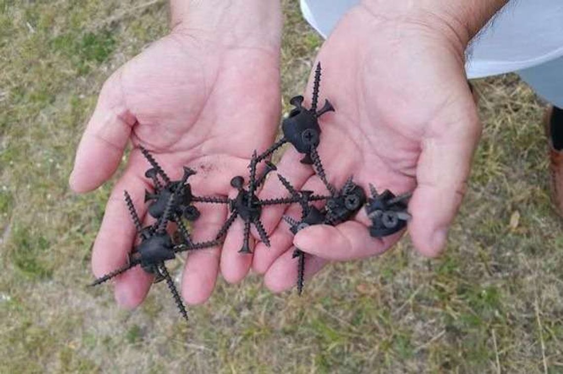 Metalowe wkręty w kawałku gumy. W Białej Podlaskiej ktoś walczy z dziećmi