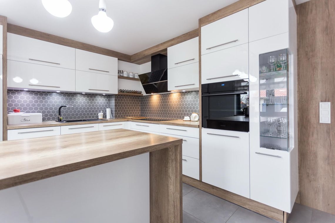 Metamorfoza mieszkania bez generalnego remontu. Jak wymiana frontów meblowych odmienia kuchnię i całe wnętrze Metamorfoza mieszkania bez generalnego remontu. Jak wymiana frontów meblowych odmienia kuchnię i całe wnętrze