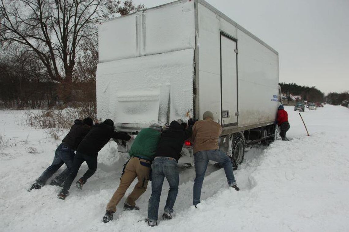 Mętów: Ciężarówka w zaspie (zdjęcia)