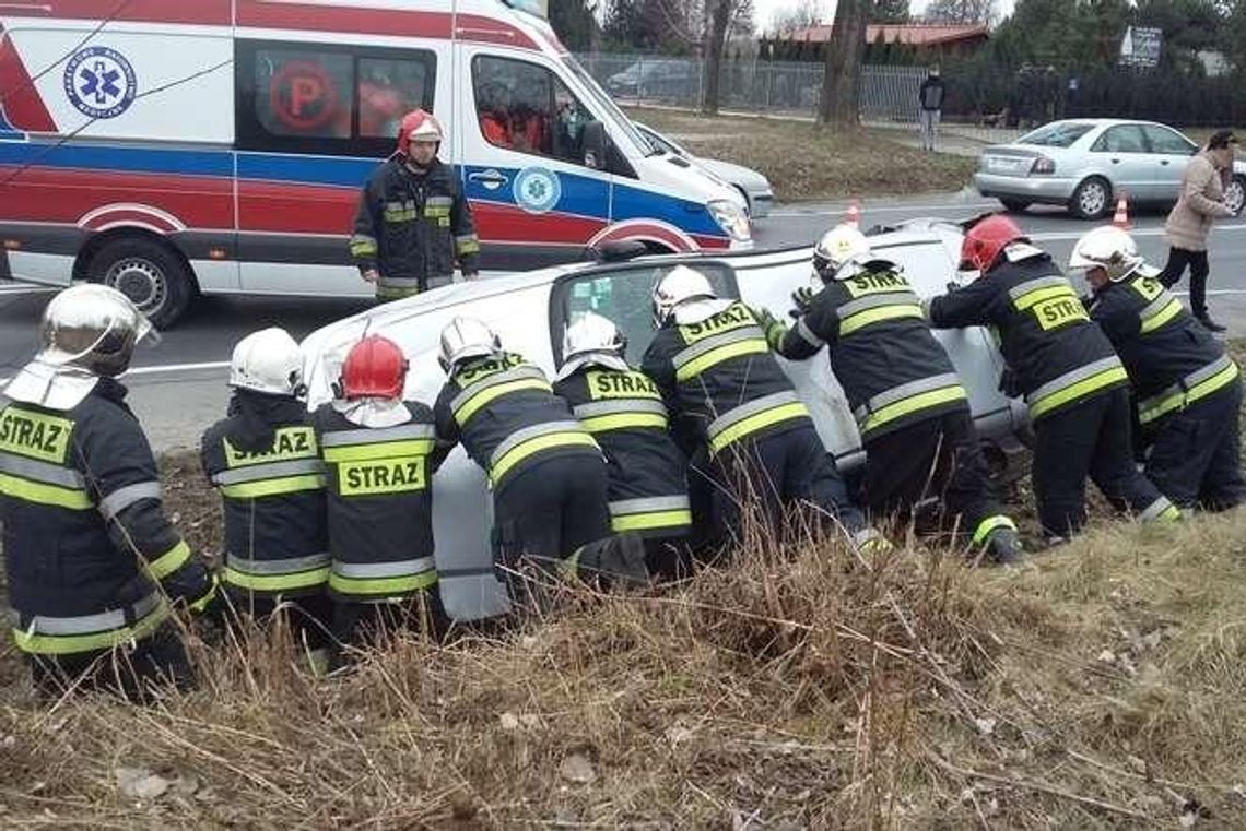 Mętów: Honda wymusiła pierwszeństwo i wpadła do rowu (zdjęcia)