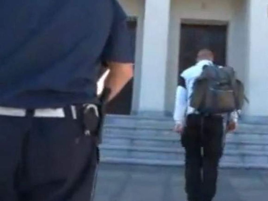 Mężczyzna do policjanta: - I tak k…wa nie zejdę z drogi! (wideo)