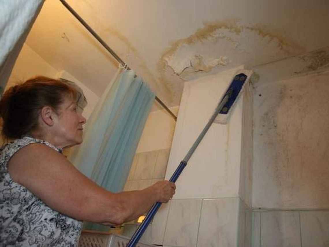 Mężczyzna gromadzi w domu śmieci. Sąsiedzi boją się epidemii