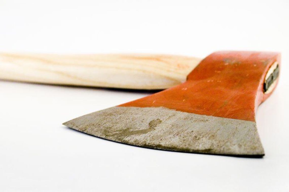 Mężczyzna groził, że zarąbie sąsiadów siekierą