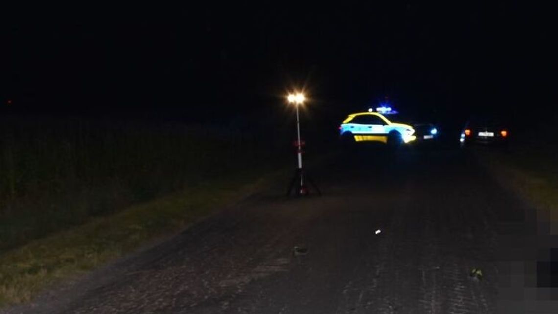 Mężczyzna leżał na jezdni. Nie przeżył, gdy przejechał po nim samochód Mężczyzna leżał na jezdni. Nie przeżył, gdy przejechał po nim samochód