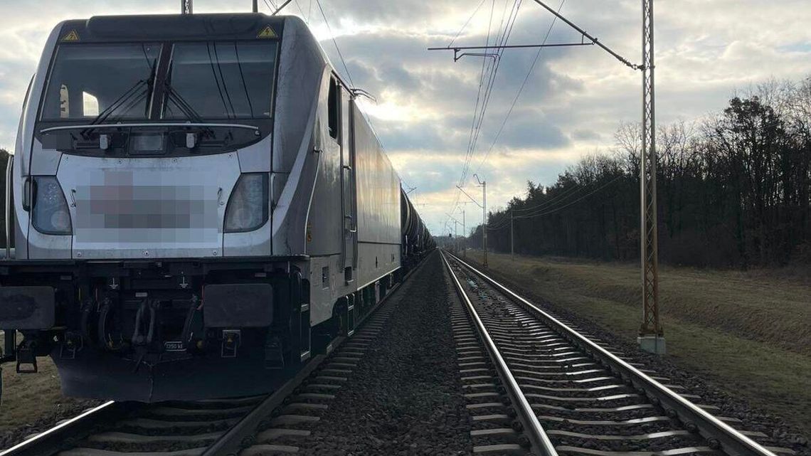 Mężczyzna na torach wpadł pod nadjeżdżający pociąg Mężczyzna na torach wpadł pod nadjeżdżający pociąg