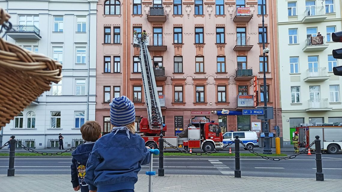 Mężczyzna nie chciał wypuścić swojej partnerki do pracy. Policjanci wyważyli drzwi do mieszkania