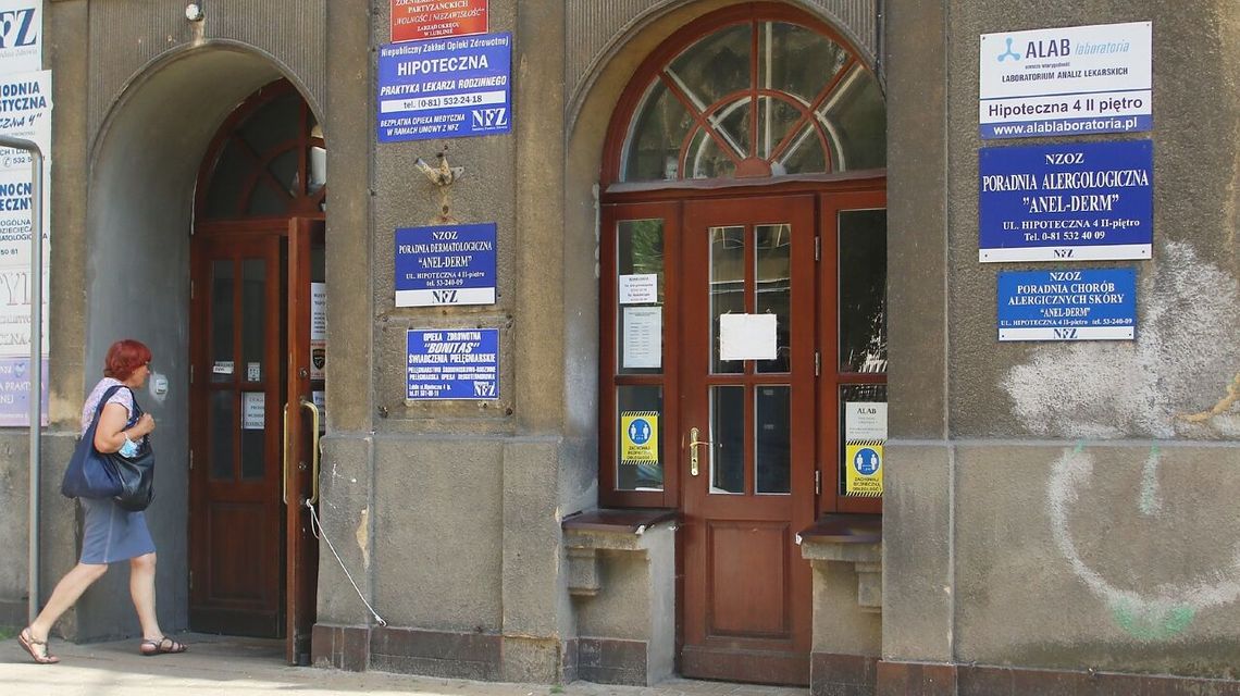 Mężczyzna niewpuszczony do poczekalni w przychodni w Lublinie. Kolor skóry czy procedury?