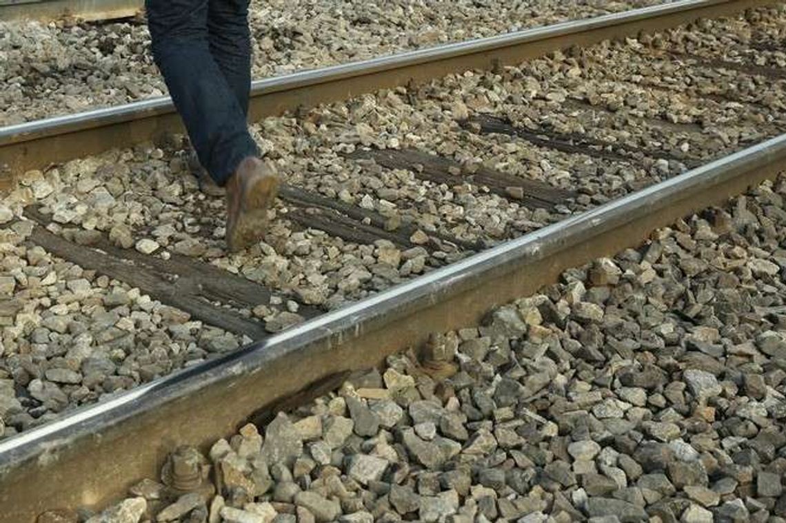 Mężczyzna przechodził z rowerem przez tory. Pociąg zaczepił o rower