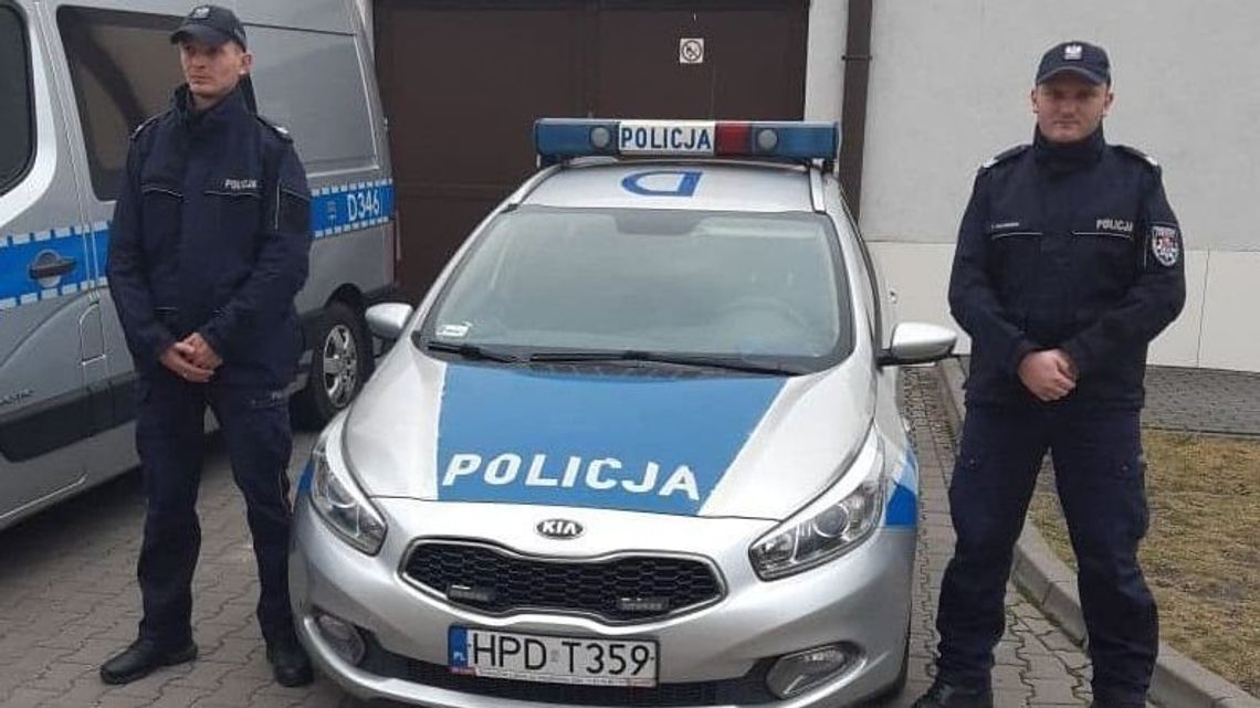 Mężczyzna przewrócił się na ulicy, miał drgawki. Policja wstrzymała ruch