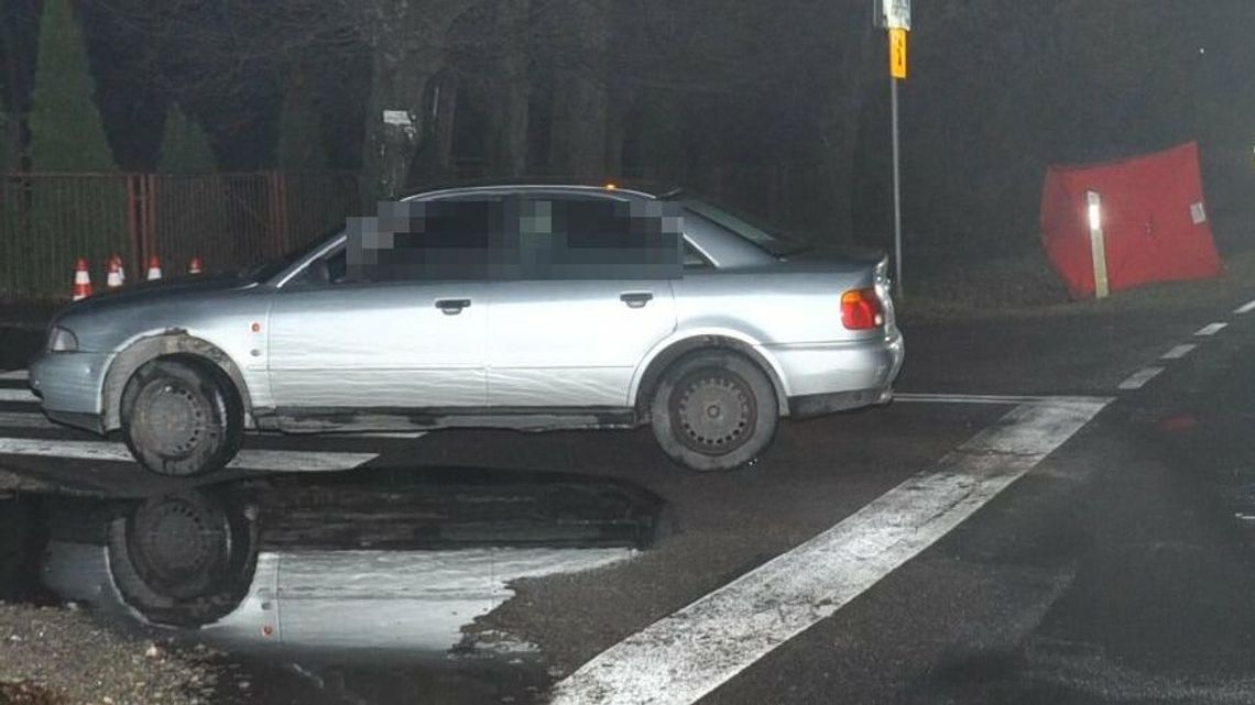 Mężczyzna siedział na jezdni. Śmiertelnie potrącił go samochód Mężczyzna siedział na jezdni. Śmiertelnie potrącił go samochód