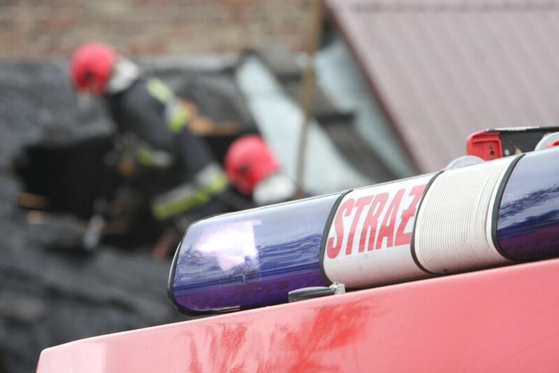 Mężczyzna stał na dachu. Strażacy ściągnęli go przy pomocy lin