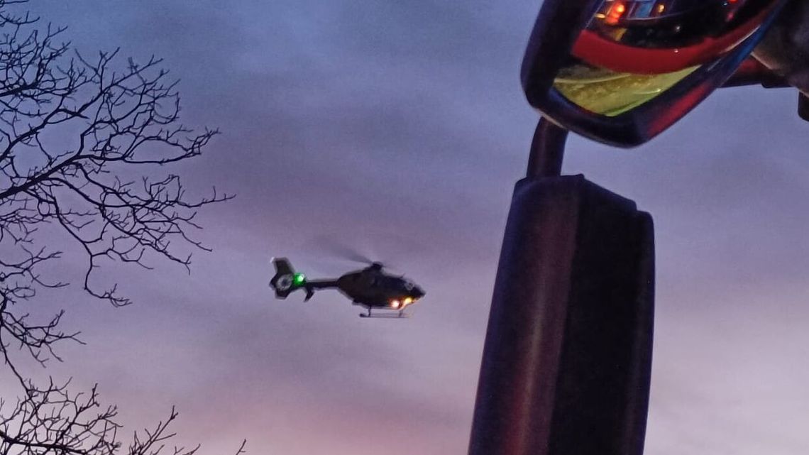 Mężczyzna walczył z pożarem domu. Z poparzeniami śmigłowiec LPR przetransportował go do szpitala